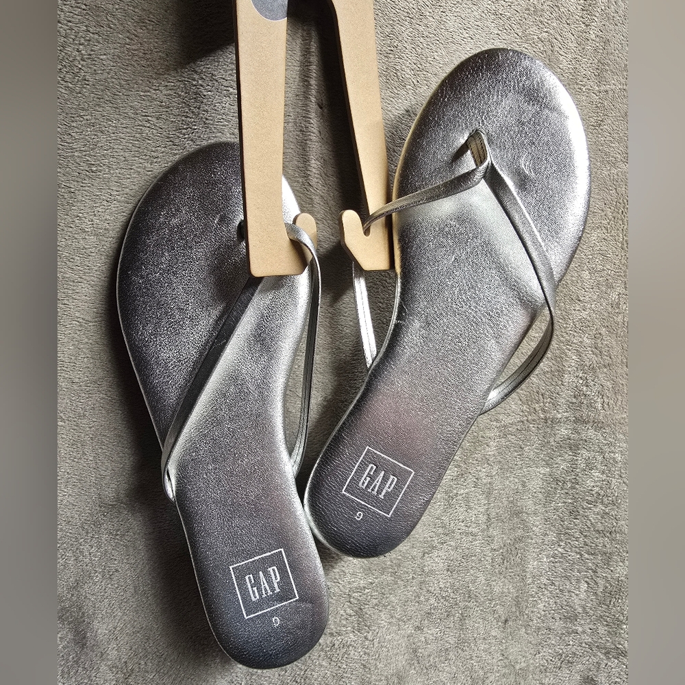 Gap silver leather flip flops. New, never been worn.